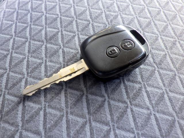 エルフトラック 3.5トン 平ボディー ワイドキャビン 荷台ワイドロング 床鉄板加工 鳥居縞板加工 あおり縞板加工 あおり開閉補助装置 坂道発進補助装置 ETC キーレス 保証書 3500kg 3人乗 6MT(52枚目)