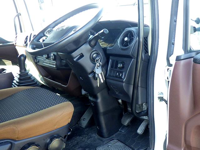 ヒノレンジャー 　２．６５ｔ　パネルバン　格納パワーゲート　左サイドドア　後輪エアサス　ラッシングレール３段　荷台床ステンレス　衝突軽減ブレーキ　メッキパーツ　ＬＥＤヘッド＆ＬＥＤフォグ　ドラレコ　２６５０ｋｇ　６ＭＴ（48枚目）
