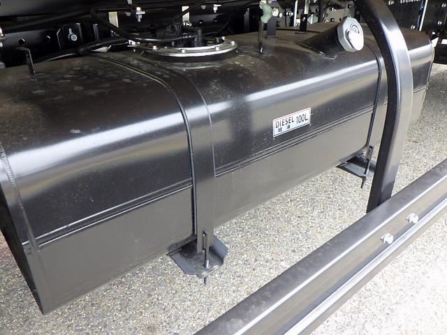 キャンター 　４．２５トン　平ボディ　アルミブロック　ワイド　超ロング　ハイルーフ　後期モデル　荷台床板張り　衝突軽減ブレーキ　車線逸脱警報　横滑り防止装置　ＡＳＲ　スマートキー　４２５０ｋｇ　５ＭＴ（42枚目）
