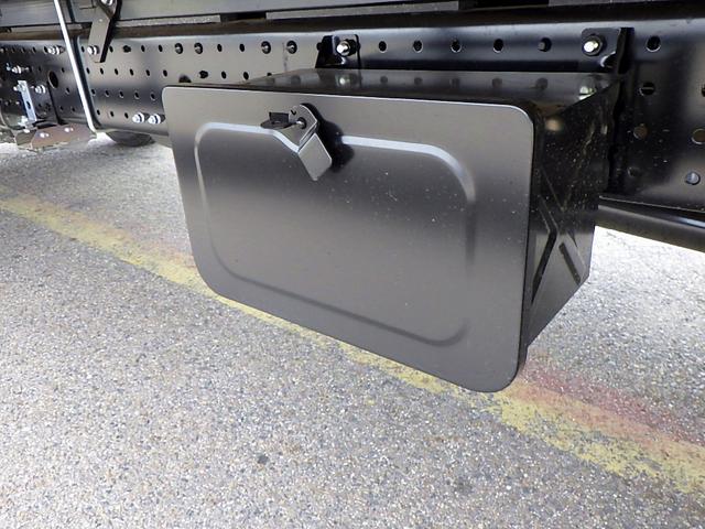 キャンター 　４．２５トン　平ボディ　アルミブロック　ワイド　超ロング　ハイルーフ　後期モデル　荷台床板張り　衝突軽減ブレーキ　車線逸脱警報　横滑り防止装置　ＡＳＲ　スマートキー　４２５０ｋｇ　５ＭＴ（43枚目）