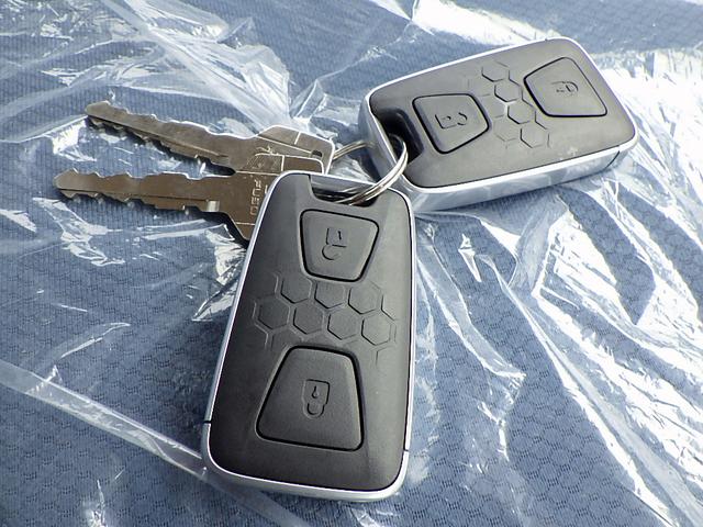 キャンター 　４．２５トン　平ボディ　アルミブロック　ワイド　超ロング　ハイルーフ　後期モデル　荷台床板張り　衝突軽減ブレーキ　車線逸脱警報　横滑り防止装置　ＡＳＲ　スマートキー　４２５０ｋｇ　５ＭＴ（52枚目）