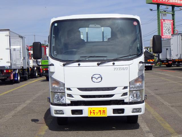 タイタントラック 　２トン　平ボディー　ハイキャブ　荷台セミワイドロング　全低床　荷台床板張り　左右アオリバランサー　３方開　エルフＯＥＭ車　坂道発進補助装置　キーレス　Ｗエアバッグ　２０００ｋｇ　５ＭＴ（3枚目）