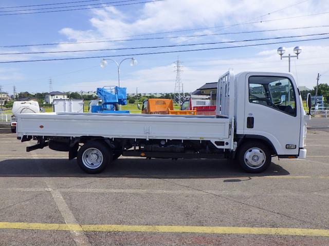 タイタントラック 　２トン　平ボディー　ハイキャブ　荷台セミワイドロング　全低床　荷台床板張り　左右アオリバランサー　３方開　エルフＯＥＭ車　坂道発進補助装置　キーレス　Ｗエアバッグ　２０００ｋｇ　５ＭＴ（5枚目）