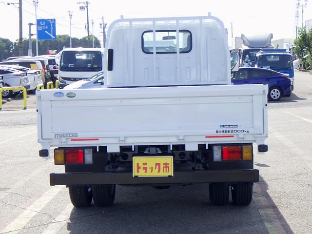 タイタントラック 　２トン　平ボディー　ハイキャブ　荷台セミワイドロング　全低床　荷台床板張り　左右アオリバランサー　３方開　エルフＯＥＭ車　坂道発進補助装置　キーレス　Ｗエアバッグ　２０００ｋｇ　５ＭＴ（6枚目）