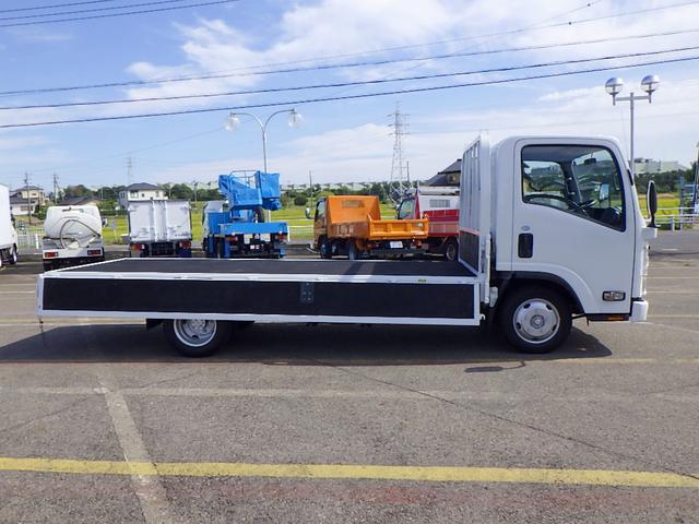 タイタントラック 　２トン　平ボディー　ハイキャブ　荷台セミワイドロング　全低床　荷台床板張り　左右アオリバランサー　３方開　エルフＯＥＭ車　坂道発進補助装置　キーレス　Ｗエアバッグ　２０００ｋｇ　５ＭＴ（8枚目）