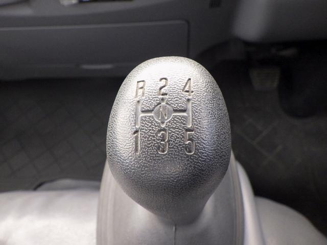 タイタントラック 　２トン　平ボディー　ハイキャブ　荷台セミワイドロング　全低床　荷台床板張り　左右アオリバランサー　３方開　エルフＯＥＭ車　坂道発進補助装置　キーレス　Ｗエアバッグ　２０００ｋｇ　５ＭＴ（13枚目）