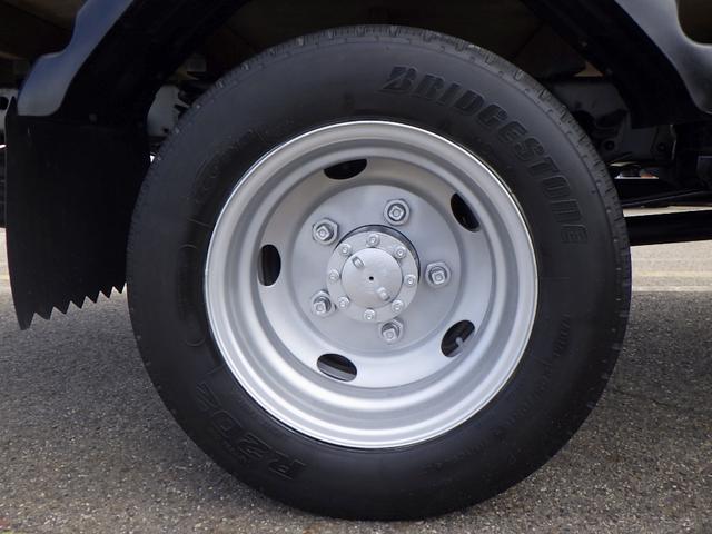 タイタントラック 　２トン　平ボディー　ハイキャブ　荷台セミワイドロング　全低床　荷台床板張り　左右アオリバランサー　３方開　エルフＯＥＭ車　坂道発進補助装置　キーレス　Ｗエアバッグ　２０００ｋｇ　５ＭＴ（21枚目）