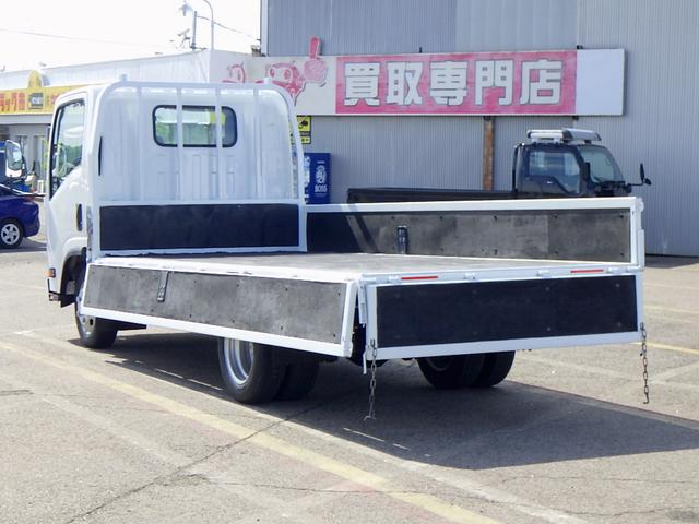 タイタントラック 　２トン　平ボディー　ハイキャブ　荷台セミワイドロング　全低床　荷台床板張り　左右アオリバランサー　３方開　エルフＯＥＭ車　坂道発進補助装置　キーレス　Ｗエアバッグ　２０００ｋｇ　５ＭＴ（28枚目）