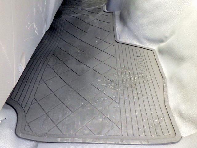 タイタントラック 　２トン　平ボディー　ハイキャブ　荷台セミワイドロング　全低床　荷台床板張り　左右アオリバランサー　３方開　エルフＯＥＭ車　坂道発進補助装置　キーレス　Ｗエアバッグ　２０００ｋｇ　５ＭＴ（49枚目）