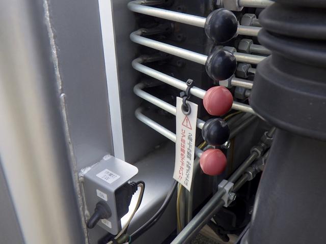 デュトロ 　２．８トン　キャリアカー　２台積み　ハイグレード　リアサス圧縮　ハイジャッキ　ラジコン　チェーンウインチ　ステンレス工具箱　磁気サス運転席シート　衝突軽減ブレーキ　バックカメラ　２８００ｋｇ　６ＭＴ（11枚目）