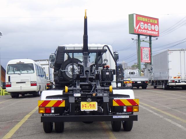 ファイター 　３．５トン　アームロール　脱着装置付きコンテナ専用車　ラダー付きバックステージ　衝突軽減ブレーキ　車線逸脱警報　横滑り防止装置　クルーズコントロール　ミラーヒーター　３５００ｋｇ　６ＭＴ（6枚目）