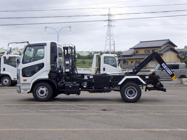 ファイター 　３．５トン　アームロール　脱着装置付きコンテナ専用車　ラダー付きバックステージ　衝突軽減ブレーキ　車線逸脱警報　横滑り防止装置　クルーズコントロール　ミラーヒーター　３５００ｋｇ　６ＭＴ（7枚目）