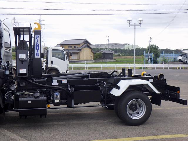 ファイター 　３．５トン　アームロール　脱着装置付きコンテナ専用車　ラダー付きバックステージ　衝突軽減ブレーキ　車線逸脱警報　横滑り防止装置　クルーズコントロール　ミラーヒーター　３５００ｋｇ　６ＭＴ（9枚目）