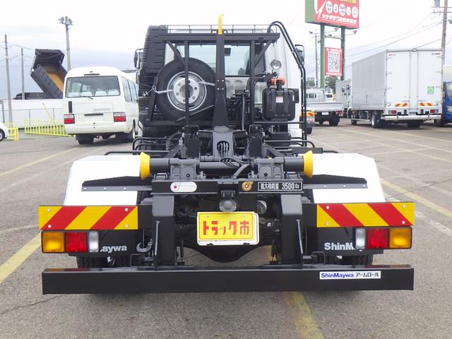 ファイター 　３．５トン　アームロール　脱着装置付きコンテナ専用車　ラダー付きバックステージ　衝突軽減ブレーキ　車線逸脱警報　横滑り防止装置　クルーズコントロール　ミラーヒーター　３５００ｋｇ　６ＭＴ（10枚目）
