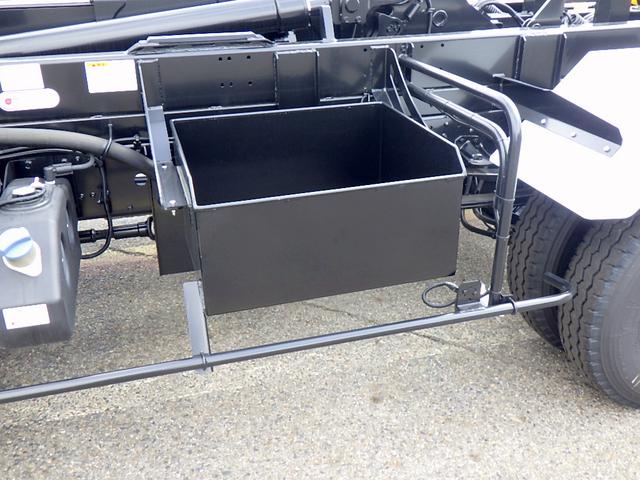 ファイター 　３．５トン　アームロール　脱着装置付きコンテナ専用車　ラダー付きバックステージ　衝突軽減ブレーキ　車線逸脱警報　横滑り防止装置　クルーズコントロール　ミラーヒーター　３５００ｋｇ　６ＭＴ（40枚目）