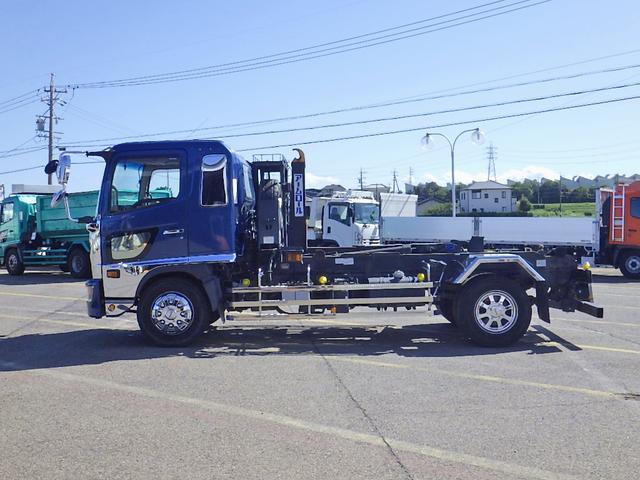 ヒノレンジャー 　８トン　脱着装置付コンテナ専用車　増トン　ベッド付き　新明和アームロール　コンテナ用コボレーン接続カプラ　キャブバックステージ　衝突軽減ブレーキ　車線逸脱警報　運転席シートヒーター　８０００ｋｇ　ＡＴ（4枚目）
