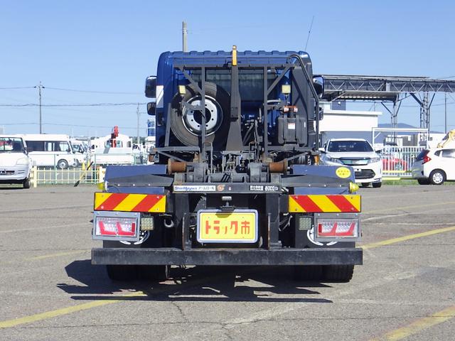 ヒノレンジャー 　８トン　脱着装置付コンテナ専用車　増トン　ベッド付き　新明和アームロール　コンテナ用コボレーン接続カプラ　キャブバックステージ　衝突軽減ブレーキ　車線逸脱警報　運転席シートヒーター　８０００ｋｇ　ＡＴ（6枚目）