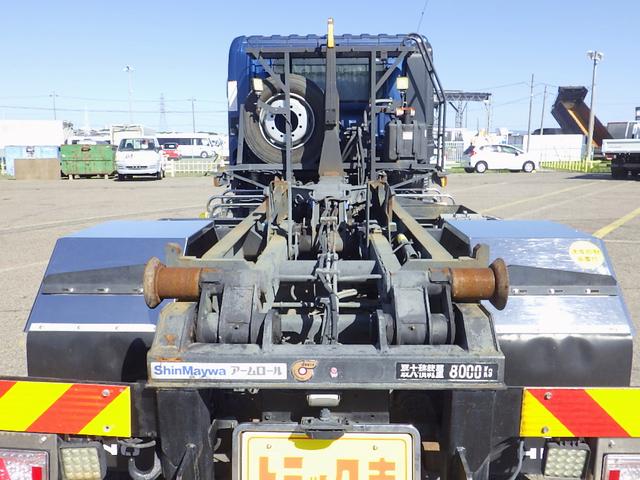 ヒノレンジャー 　８トン　脱着装置付コンテナ専用車　増トン　ベッド付き　新明和アームロール　コンテナ用コボレーン接続カプラ　キャブバックステージ　衝突軽減ブレーキ　車線逸脱警報　運転席シートヒーター　８０００ｋｇ　ＡＴ（7枚目）
