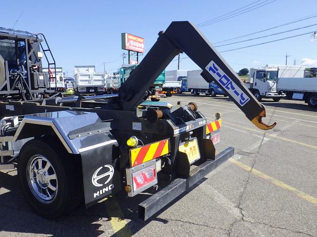 ヒノレンジャー 　８トン　脱着装置付コンテナ専用車　増トン　ベッド付き　新明和アームロール　コンテナ用コボレーン接続カプラ　キャブバックステージ　衝突軽減ブレーキ　車線逸脱警報　運転席シートヒーター　８０００ｋｇ　ＡＴ（34枚目）