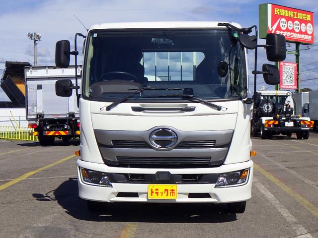 ヒノレンジャー ロング　３．９５トン　平ボディー　ベッド付き　標準５３０　荷台床板張り　クルーズコントロール　横滑り防止装置　ＥＴＣ２．０　衝突軽減ブレーキ　車線逸脱警報　ドラレコ　エアサスシート　３９５０ｋｇ　ＡＴ（3枚目）