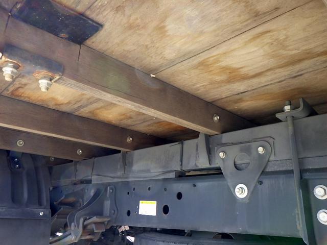 ヒノレンジャー ロング　３．９５トン　平ボディー　ベッド付き　標準５３０　荷台床板張り　クルーズコントロール　横滑り防止装置　ＥＴＣ２．０　衝突軽減ブレーキ　車線逸脱警報　ドラレコ　エアサスシート　３９５０ｋｇ　ＡＴ（38枚目）