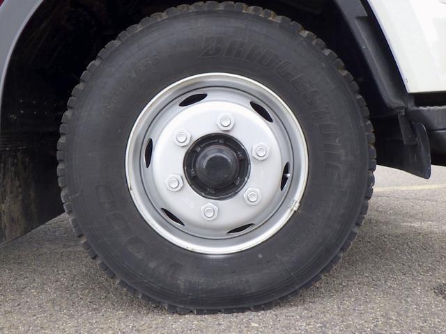 フォワード  2.45トン 4段クレーン付き平ボディー ラジコン フックイン 2.93t吊り 差し違いアウトリガー 左右アオリバランサー ユニック 衝突軽減ブレーキ 坂道発進補助装置 ETC 2450kg 6MT(28枚目)