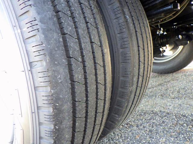 キャンター 2.9トン 平ボディー ワイド超ロング 現行モデル 10インチ液晶メーター 左右アオリバランサー 磁気サスシート 衝突軽減ブレーキ 車線逸脱警報 交通標識認識機能 バックモニター 2900kg AT(25枚目)