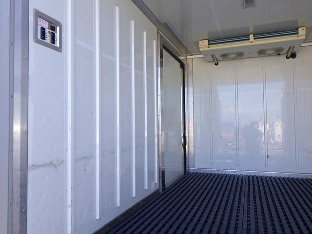 ダイナトラック 2トン 冷蔵冷凍車 -22℃から35℃設定 標準キャビン 荷台セミワイド10尺 4WD 左スライドドア 荷台床ステンレス 樹脂製スノコ 衝突軽減 車線逸脱警報 保証書 2000kg 3人乗 5MT(9枚目)