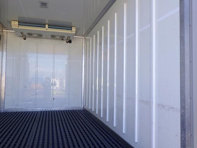 ダイナトラック 2トン 冷蔵冷凍車 -22℃から35℃設定 標準キャビン 荷台セミワイド10尺 4WD 左スライドドア 荷台床ステンレス 樹脂製スノコ 衝突軽減 車線逸脱警報 保証書 2000kg 3人乗 5MT(10枚目)