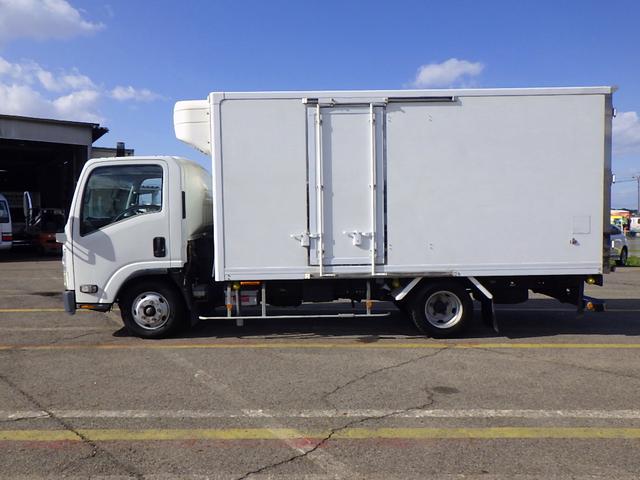 エルフトラック 2トン 冷蔵冷凍車 低温 -30℃から30℃設定 ワイドキャビン 荷台ワイドロング 荷室床板アルミ縞板 ラッシング2段 リア3枚観音扉 左スライドドア 坂道補助 2000kg 3人乗 6MT(4枚目)