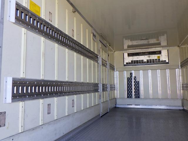 エルフトラック 2トン 冷蔵冷凍車 低温 -30℃から30℃設定 ワイドキャビン 荷台ワイドロング 荷室床板アルミ縞板 ラッシング2段 リア3枚観音扉 左スライドドア 坂道補助 2000kg 3人乗 6MT(9枚目)