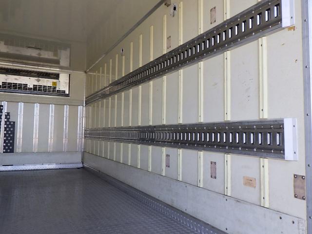 エルフトラック 2トン 冷蔵冷凍車 低温 -30℃から30℃設定 ワイドキャビン 荷台ワイドロング 荷室床板アルミ縞板 ラッシング2段 リア3枚観音扉 左スライドドア 坂道補助 2000kg 3人乗 6MT(10枚目)