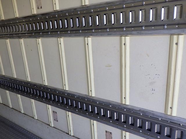 エルフトラック 2トン 冷蔵冷凍車 低温 -30℃から30℃設定 ワイドキャビン 荷台ワイドロング 荷室床板アルミ縞板 ラッシング2段 リア3枚観音扉 左スライドドア 坂道補助 2000kg 3人乗 6MT(14枚目)