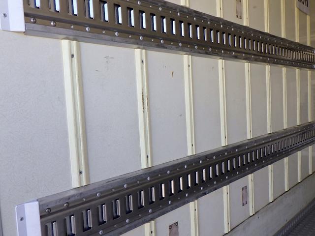 エルフトラック 2トン 冷蔵冷凍車 低温 -30℃から30℃設定 ワイドキャビン 荷台ワイドロング 荷室床板アルミ縞板 ラッシング2段 リア3枚観音扉 左スライドドア 坂道補助 2000kg 3人乗 6MT(15枚目)