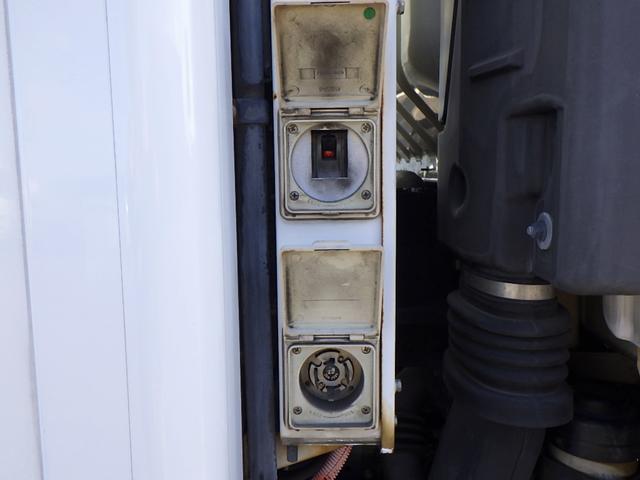 エルフトラック 2トン 冷蔵冷凍車 低温 -30℃から30℃設定 ワイドキャビン 荷台ワイドロング 荷室床板アルミ縞板 ラッシング2段 リア3枚観音扉 左スライドドア 坂道補助 2000kg 3人乗 6MT(48枚目)