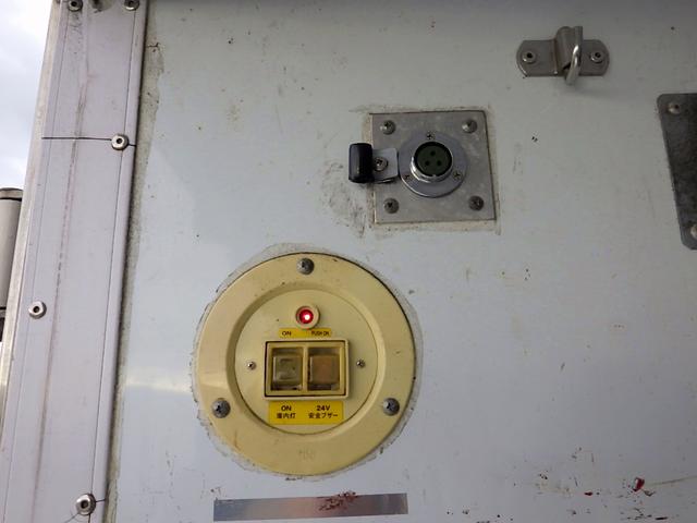 フォワード 　３．０５トン　冷蔵冷凍車　－３０℃　５７０　標準幅　格納パワーゲート　ＰＧラジコン　両側サイドドア　システムフロア　ラッシング２段　　衝突軽減　坂道補助　キーレス　アルミホイール　３０５０ｋｇ　ＡＴ（9枚目）