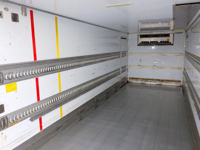 フォワード 　３．０５トン　冷蔵冷凍車　－３０℃　５７０　標準幅　格納パワーゲート　ＰＧラジコン　両側サイドドア　システムフロア　ラッシング２段　　衝突軽減　坂道補助　キーレス　アルミホイール　３０５０ｋｇ　ＡＴ（10枚目）