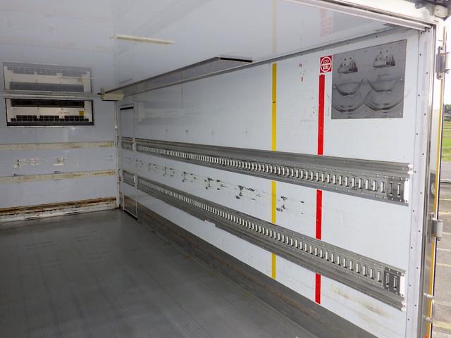 フォワード 　３．０５トン　冷蔵冷凍車　－３０℃　５７０　標準幅　格納パワーゲート　ＰＧラジコン　両側サイドドア　システムフロア　ラッシング２段　　衝突軽減　坂道補助　キーレス　アルミホイール　３０５０ｋｇ　ＡＴ（11枚目）