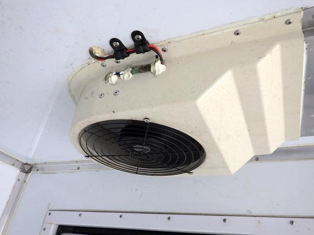 フォワード 　３．０５トン　冷蔵冷凍車　－３０℃　５７０　標準幅　格納パワーゲート　ＰＧラジコン　両側サイドドア　システムフロア　ラッシング２段　　衝突軽減　坂道補助　キーレス　アルミホイール　３０５０ｋｇ　ＡＴ（13枚目）