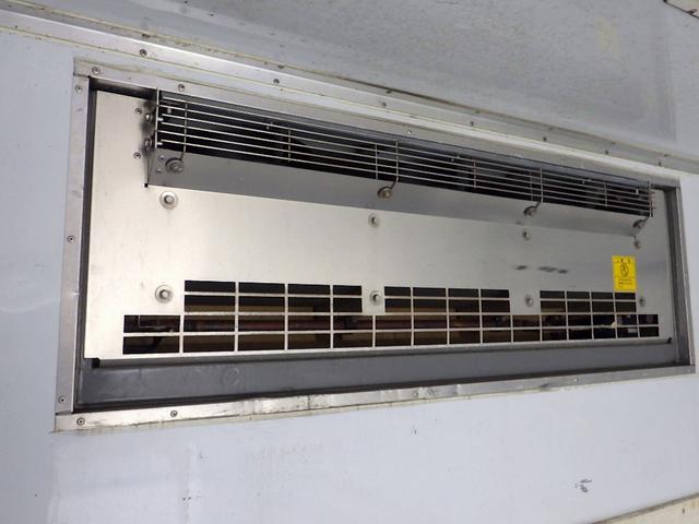 フォワード 　３．０５トン　冷蔵冷凍車　－３０℃　５７０　標準幅　格納パワーゲート　ＰＧラジコン　両側サイドドア　システムフロア　ラッシング２段　　衝突軽減　坂道補助　キーレス　アルミホイール　３０５０ｋｇ　ＡＴ（14枚目）