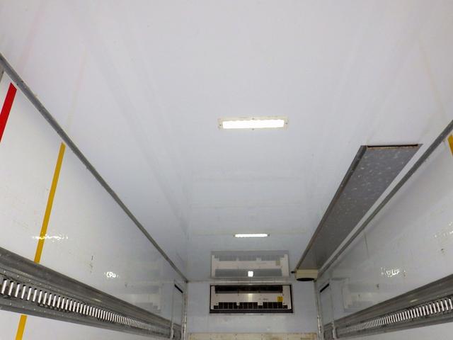 フォワード 　３．０５トン　冷蔵冷凍車　－３０℃　５７０　標準幅　格納パワーゲート　ＰＧラジコン　両側サイドドア　システムフロア　ラッシング２段　　衝突軽減　坂道補助　キーレス　アルミホイール　３０５０ｋｇ　ＡＴ（15枚目）