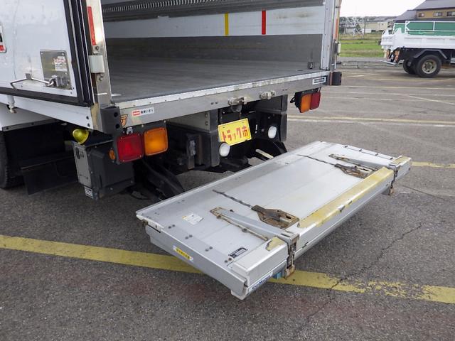 フォワード 　３．０５トン　冷蔵冷凍車　－３０℃　５７０　標準幅　格納パワーゲート　ＰＧラジコン　両側サイドドア　システムフロア　ラッシング２段　　衝突軽減　坂道補助　キーレス　アルミホイール　３０５０ｋｇ　ＡＴ（16枚目）