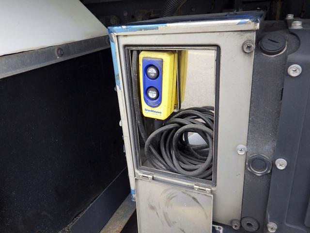 フォワード 　３．０５トン　冷蔵冷凍車　－３０℃　５７０　標準幅　格納パワーゲート　ＰＧラジコン　両側サイドドア　システムフロア　ラッシング２段　　衝突軽減　坂道補助　キーレス　アルミホイール　３０５０ｋｇ　ＡＴ（18枚目）