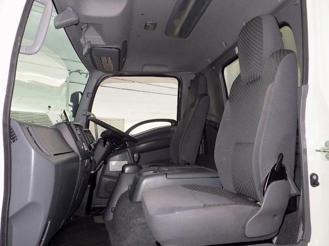 フォワード 　３．０５トン　冷蔵冷凍車　－３０℃　５７０　標準幅　格納パワーゲート　ＰＧラジコン　両側サイドドア　システムフロア　ラッシング２段　　衝突軽減　坂道補助　キーレス　アルミホイール　３０５０ｋｇ　ＡＴ（19枚目）