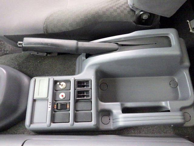 フォワード 　３．０５トン　冷蔵冷凍車　－３０℃　５７０　標準幅　格納パワーゲート　ＰＧラジコン　両側サイドドア　システムフロア　ラッシング２段　　衝突軽減　坂道補助　キーレス　アルミホイール　３０５０ｋｇ　ＡＴ（21枚目）