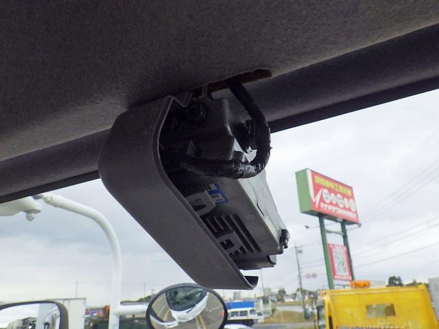 フォワード 　３．０５トン　冷蔵冷凍車　－３０℃　５７０　標準幅　格納パワーゲート　ＰＧラジコン　両側サイドドア　システムフロア　ラッシング２段　　衝突軽減　坂道補助　キーレス　アルミホイール　３０５０ｋｇ　ＡＴ（22枚目）