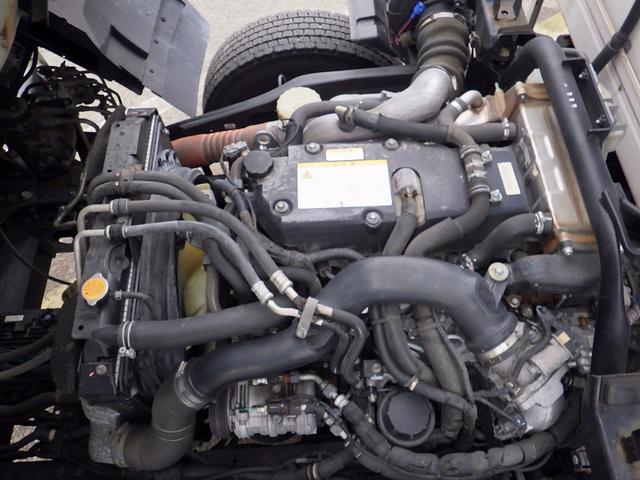 フォワード 　３．０５トン　冷蔵冷凍車　－３０℃　５７０　標準幅　格納パワーゲート　ＰＧラジコン　両側サイドドア　システムフロア　ラッシング２段　　衝突軽減　坂道補助　キーレス　アルミホイール　３０５０ｋｇ　ＡＴ（42枚目）