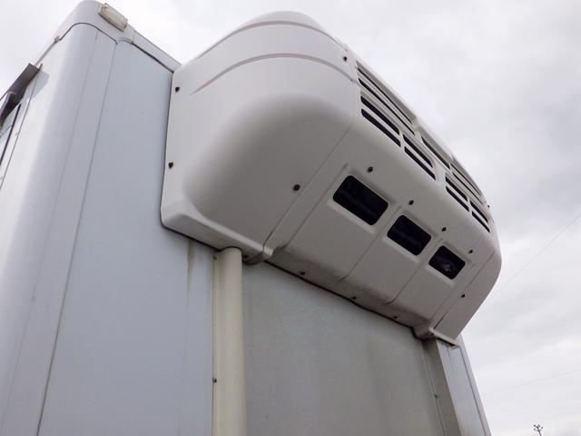 フォワード 　３．０５トン　冷蔵冷凍車　－３０℃　５７０　標準幅　格納パワーゲート　ＰＧラジコン　両側サイドドア　システムフロア　ラッシング２段　　衝突軽減　坂道補助　キーレス　アルミホイール　３０５０ｋｇ　ＡＴ（47枚目）