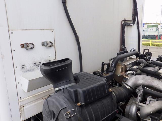 フォワード 　３．０５トン　冷蔵冷凍車　－３０℃　５７０　標準幅　格納パワーゲート　ＰＧラジコン　両側サイドドア　システムフロア　ラッシング２段　　衝突軽減　坂道補助　キーレス　アルミホイール　３０５０ｋｇ　ＡＴ（48枚目）