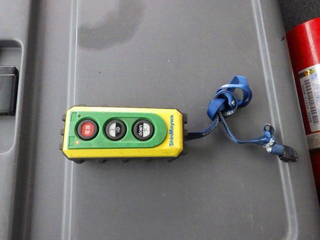 フォワード 　３．０５トン　冷蔵冷凍車　－３０℃　５７０　標準幅　格納パワーゲート　ＰＧラジコン　両側サイドドア　システムフロア　ラッシング２段　　衝突軽減　坂道補助　キーレス　アルミホイール　３０５０ｋｇ　ＡＴ（50枚目）